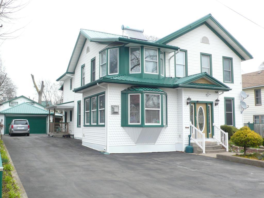 Niagara's Emerald Falls Bed & Breakfast Bed & Breakfast