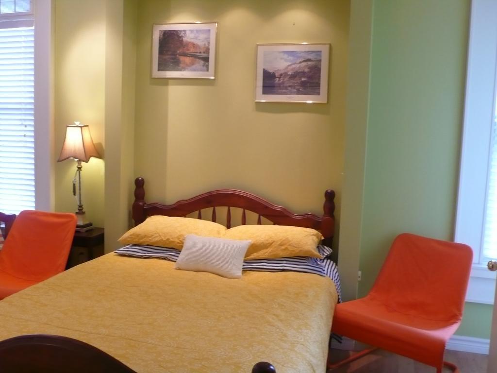 Niagara's Emerald Falls Bed & Breakfast Bed & Breakfast