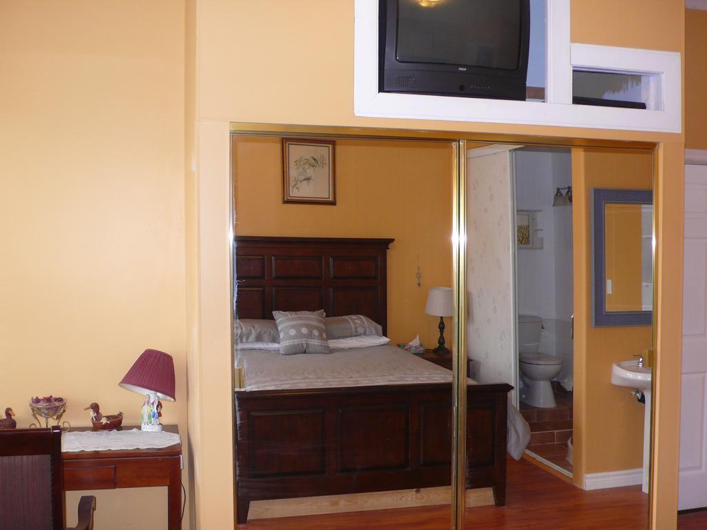Niagara's Emerald Falls Bed & Breakfast Bed & Breakfast 3*