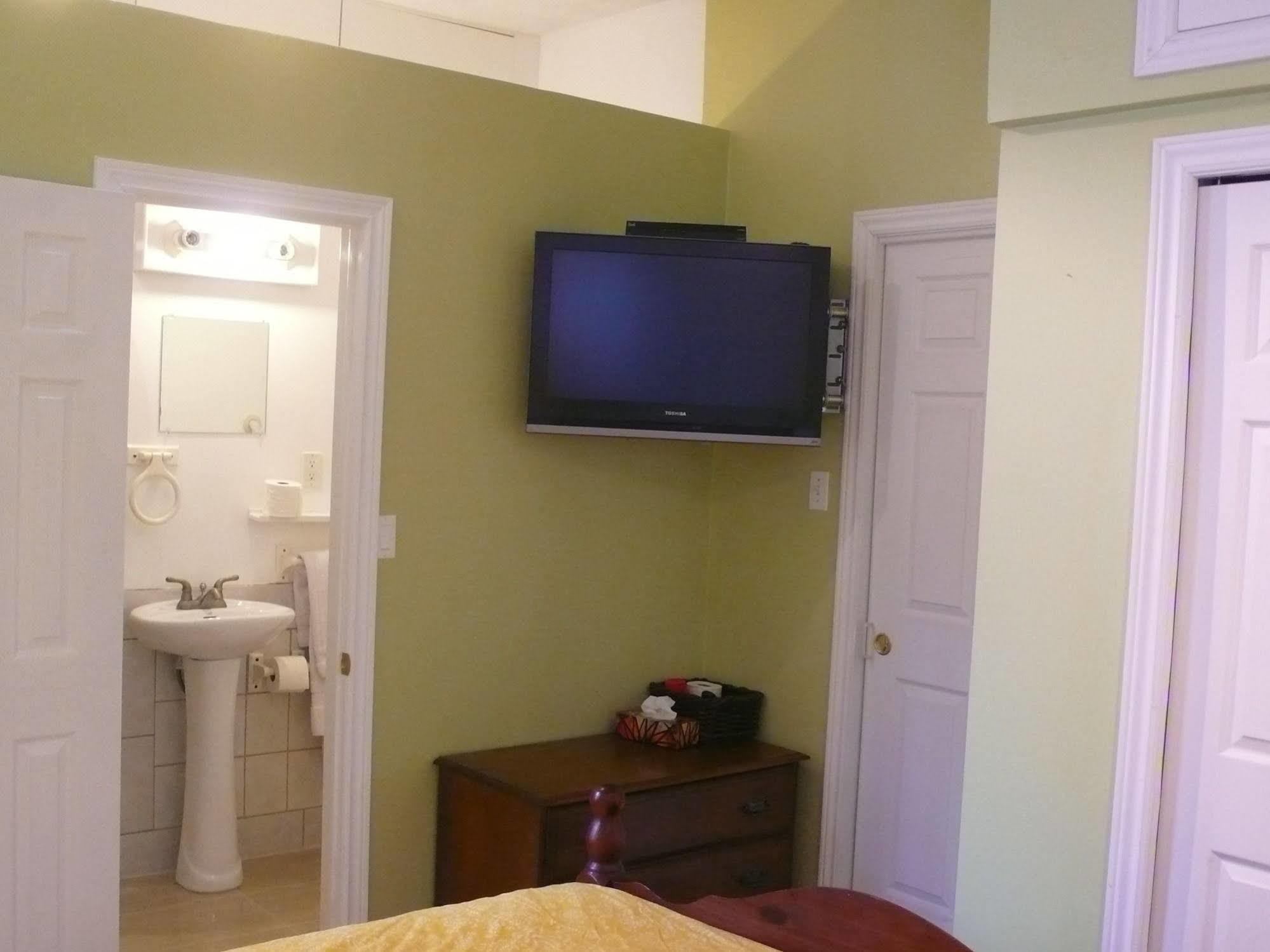 Niagara's Emerald Falls Bed & Breakfast Bed & Breakfast 3*