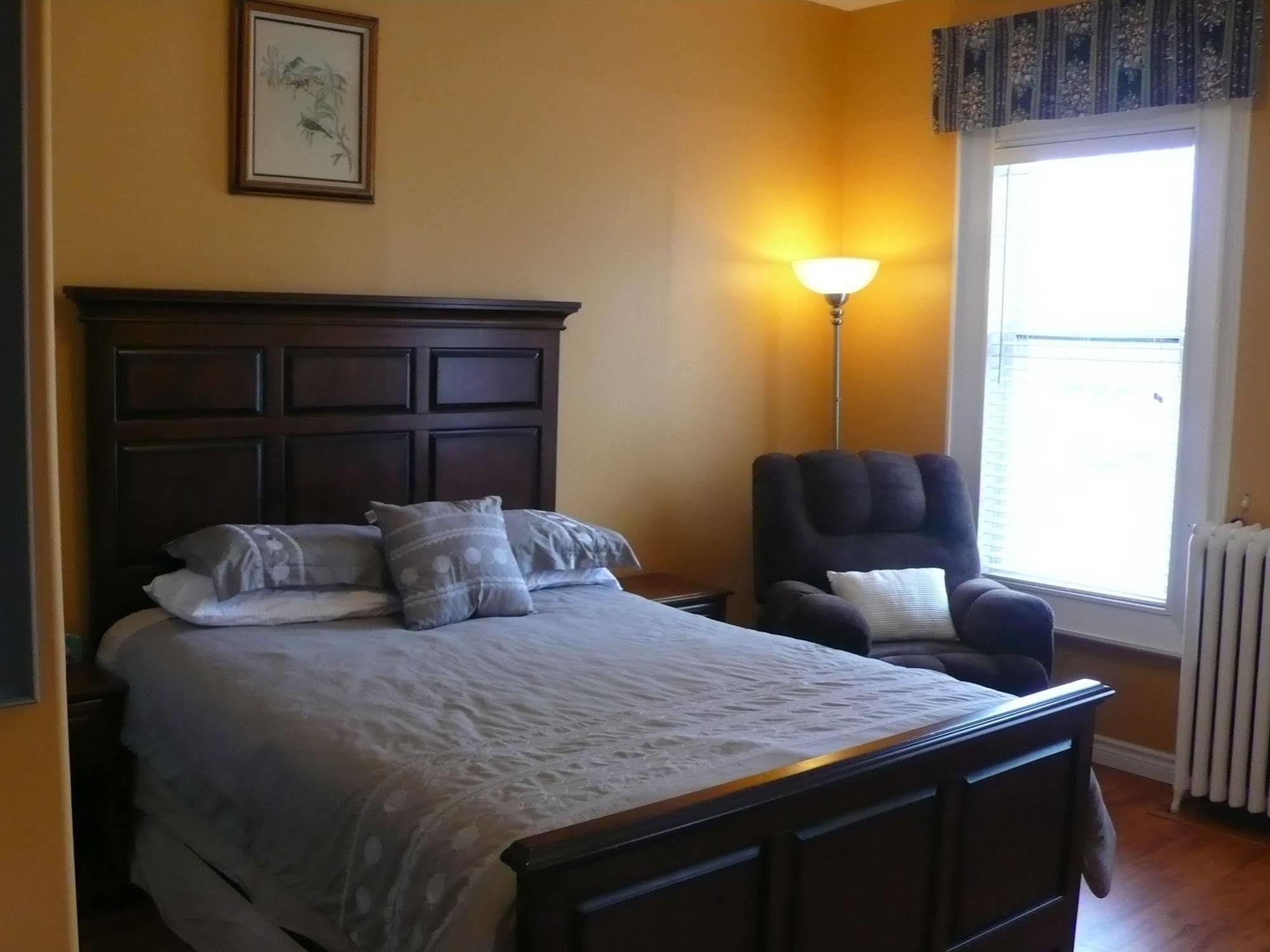 Niagara's Emerald Falls Bed & Breakfast Bed & Breakfast Niagara Falls
