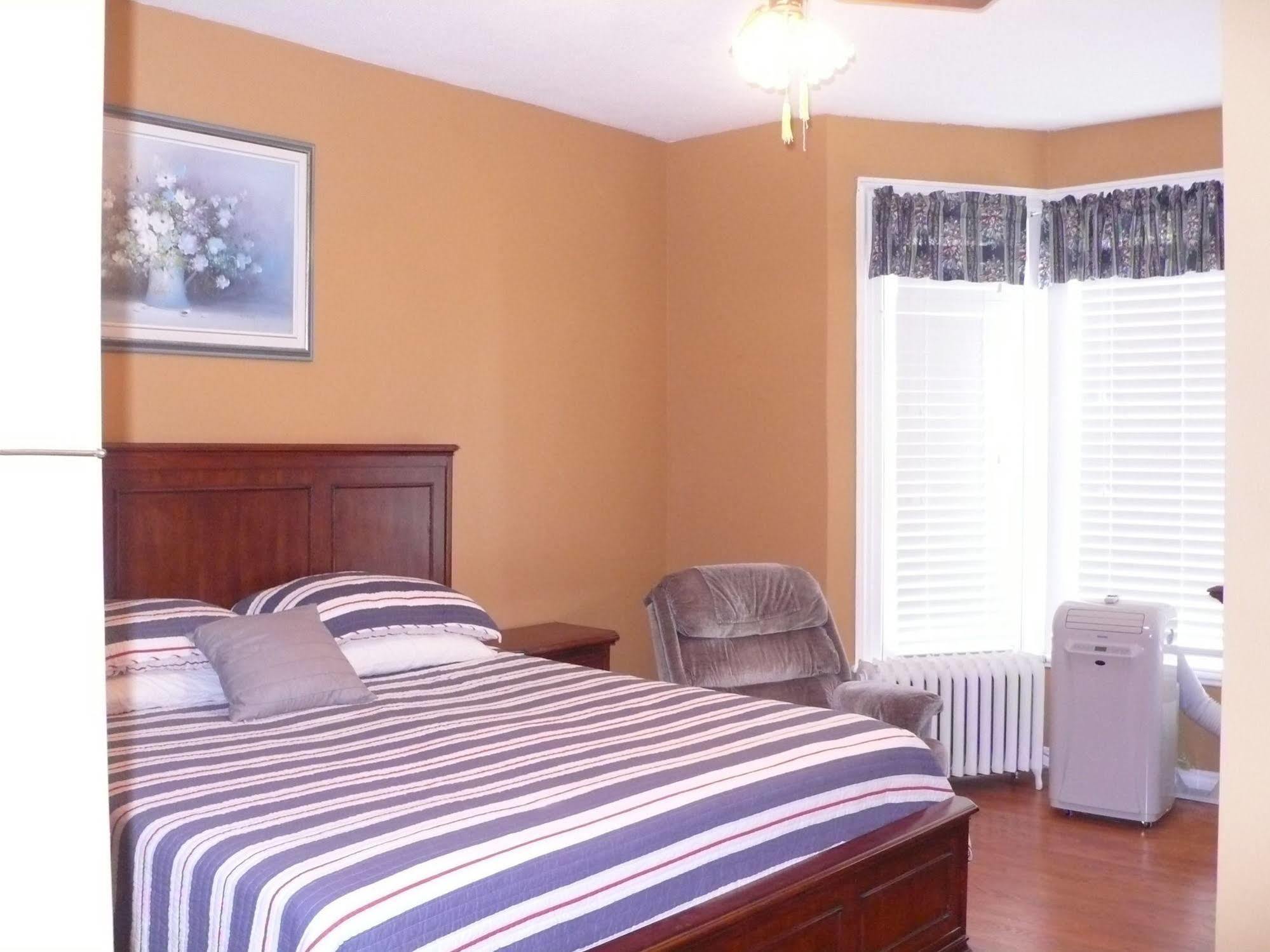 Niagara's Emerald Falls Bed & Breakfast Bed & Breakfast