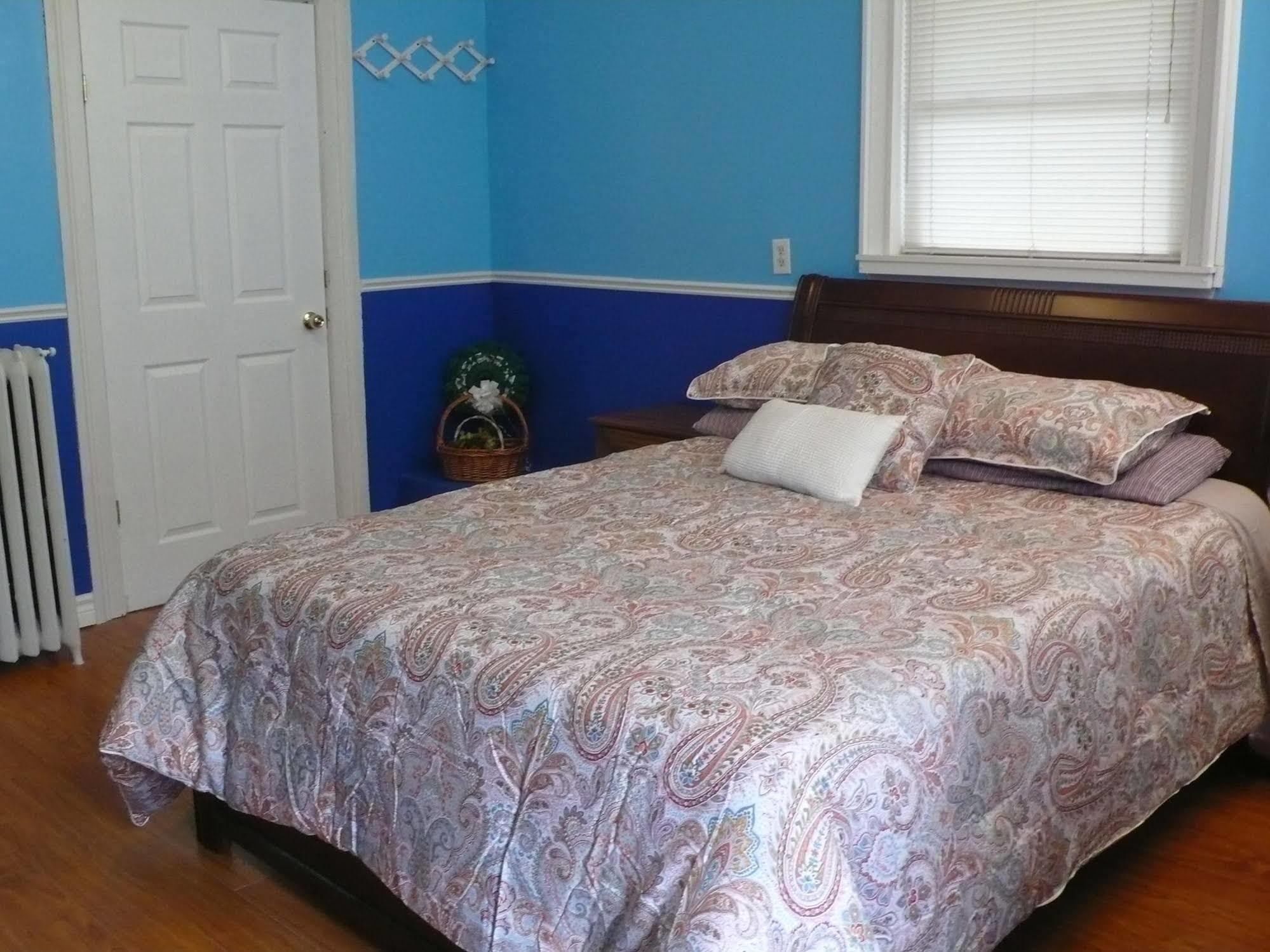 Niagara's Emerald Falls Bed & Breakfast Bed & Breakfast Niagara Falls