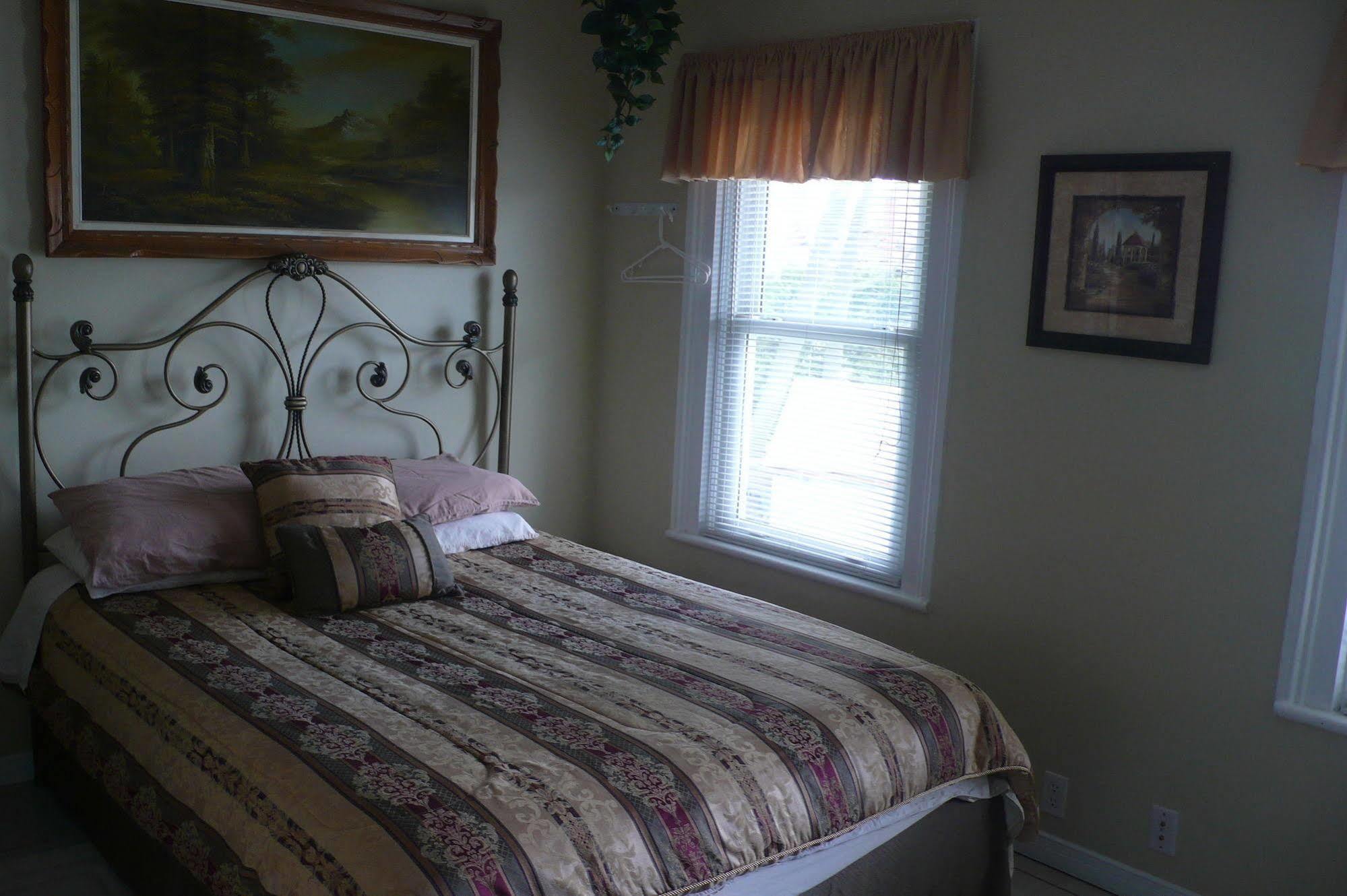 Bed & Breakfast Niagara's Emerald Falls Bed & Breakfast Niagara Falls